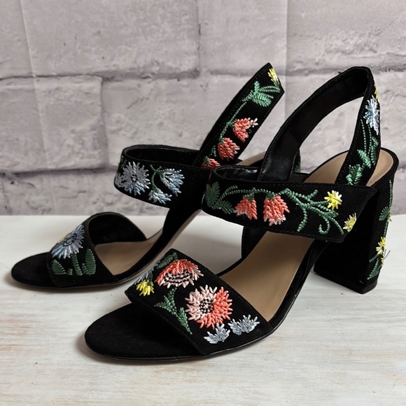 Ann Taylor Black Floral Embroidered Sandals - Picture 5 of 8